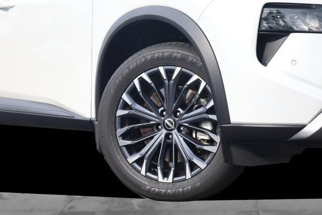 Certified 2025 Nissan Rogue SL w/ Tech Package FWD image 3