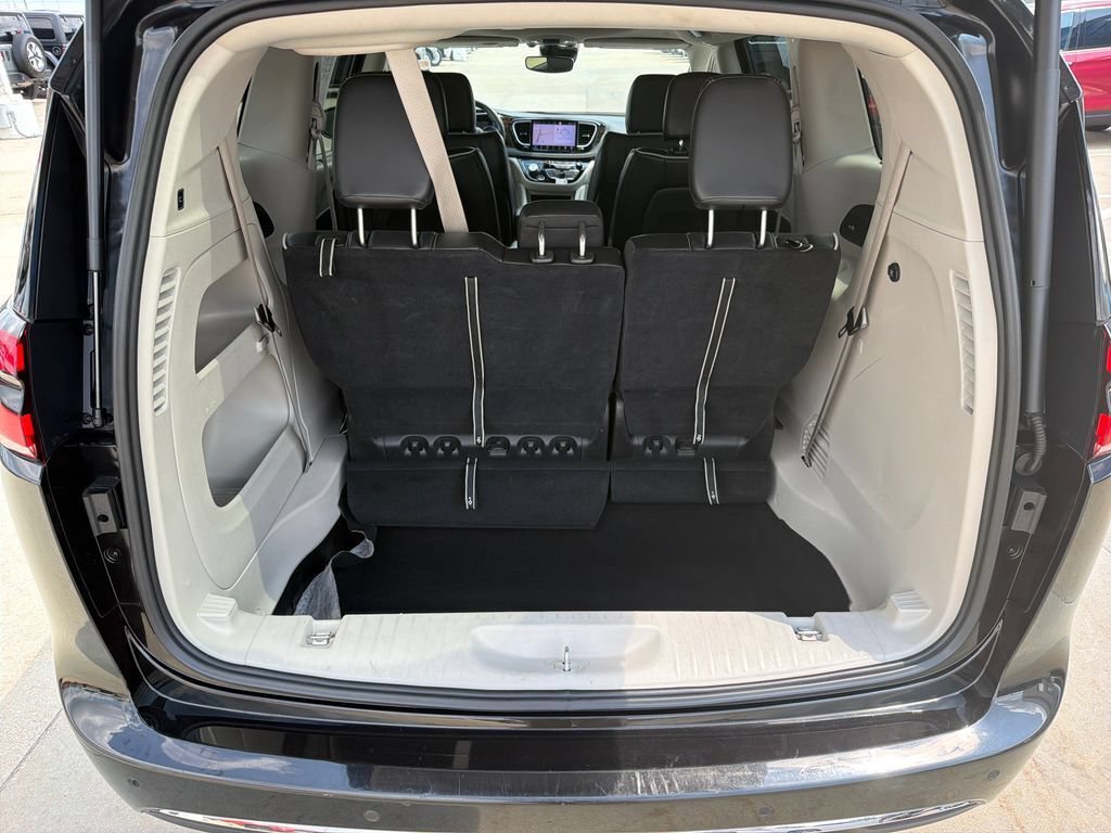 Used 2023 Chrysler Pacifica Limited FWD image 23