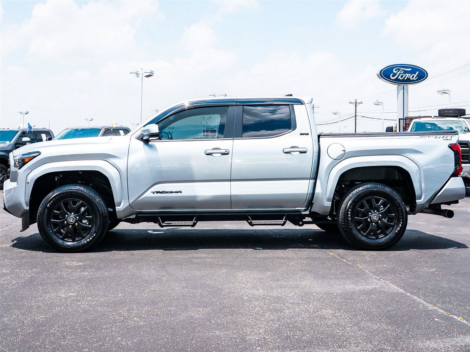 Used 2025 Toyota Tacoma SR5 AWD/4WD image 3