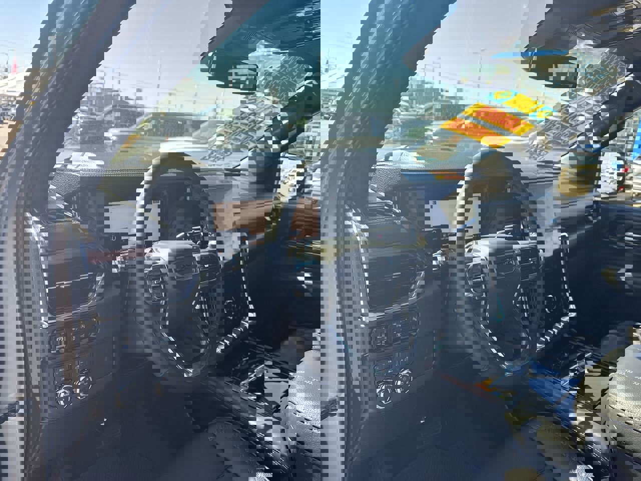 Used 2025 GMC Yukon XL Denali image 9