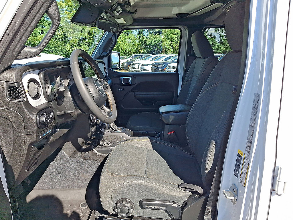 Certified 2024 Jeep Wrangler Unlimited w/ Convenience Group AWD/4WD image 17