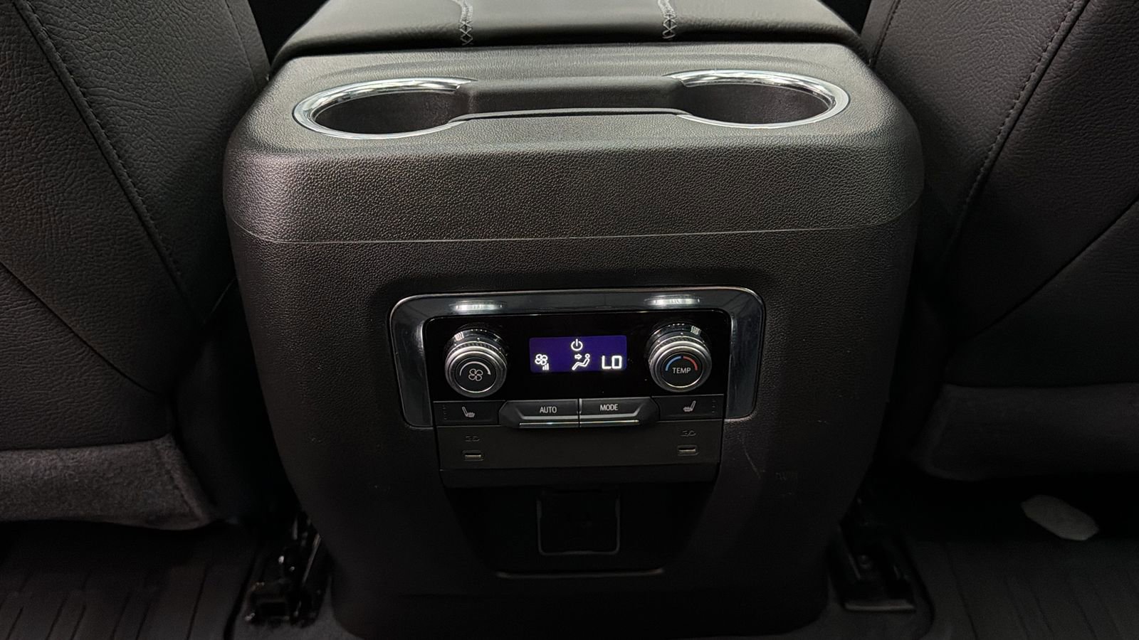 Used 2025 GMC Yukon XL Denali w/ Sun & Power Step Package image 36