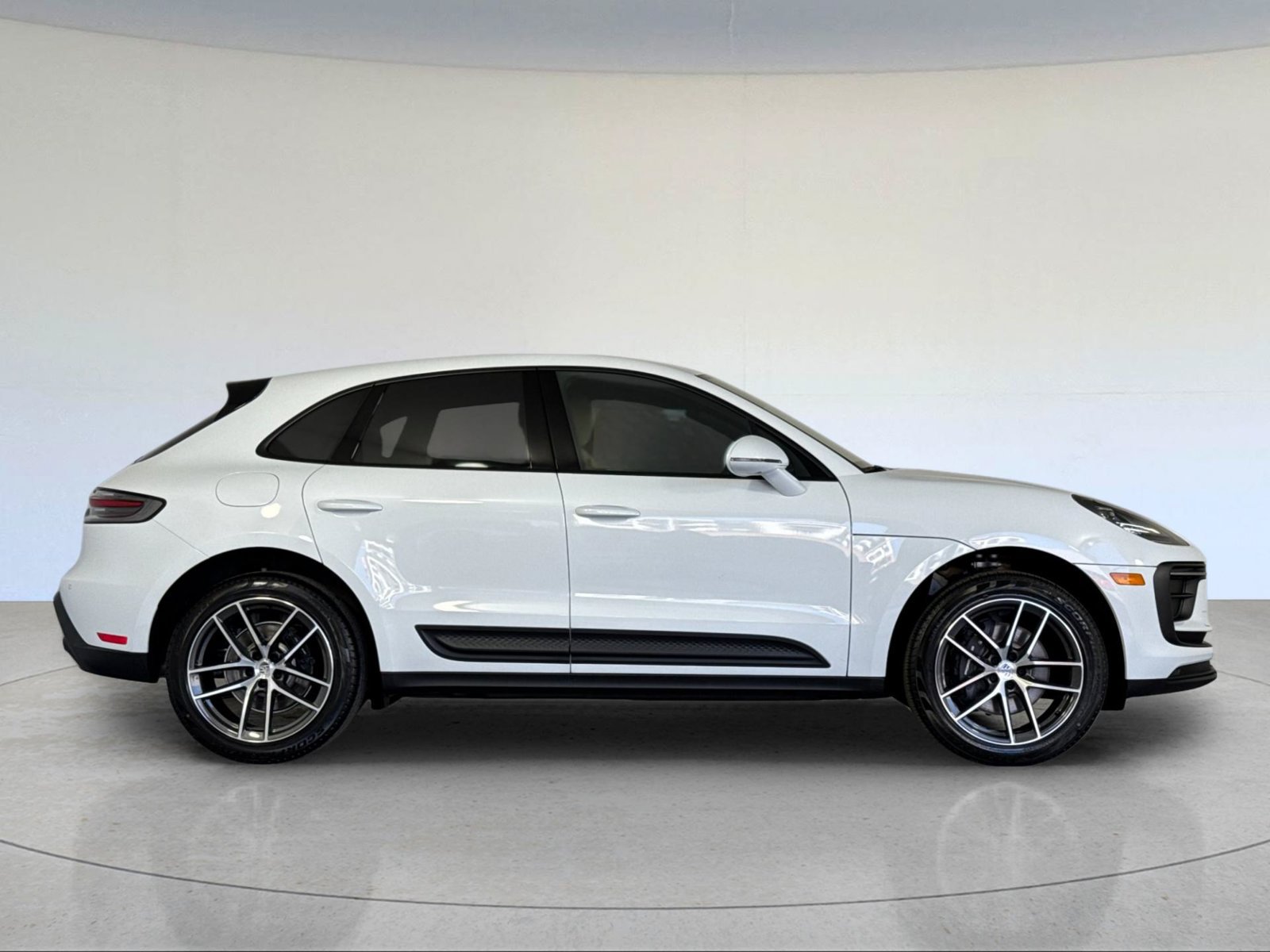 Certified 2026 Porsche Macan AWD/4WD image 9