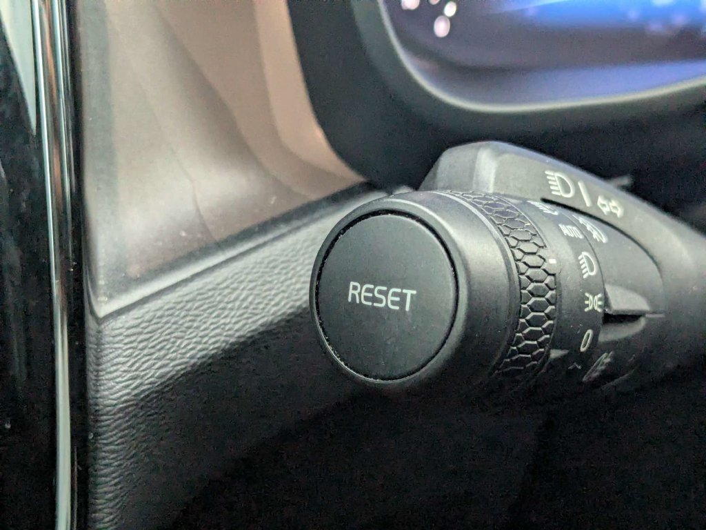 Certified 2024 Volvo C40 Recharge Core AWD/4WD image 38