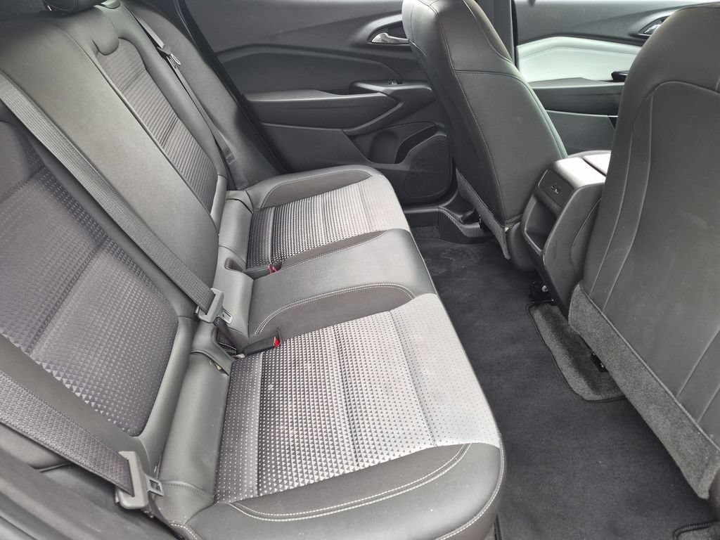 Used 2025 Chevrolet Trax LT w/ LT Convenience Package FWD image 29
