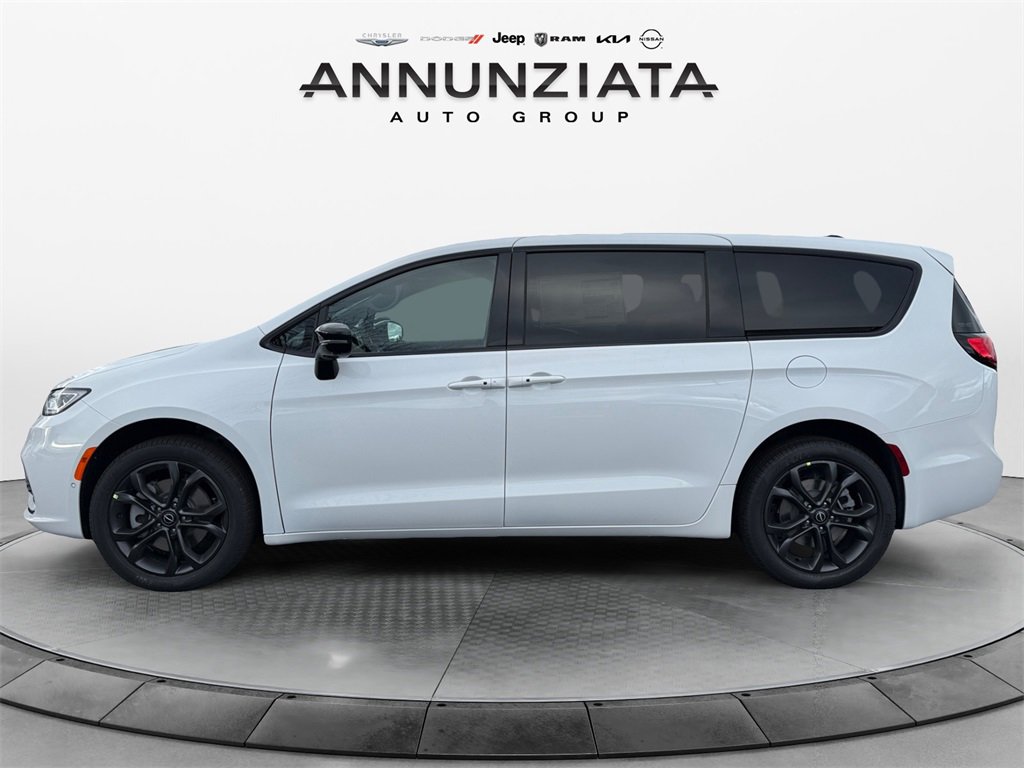 New 2026 Chrysler Pacifica Select image 2