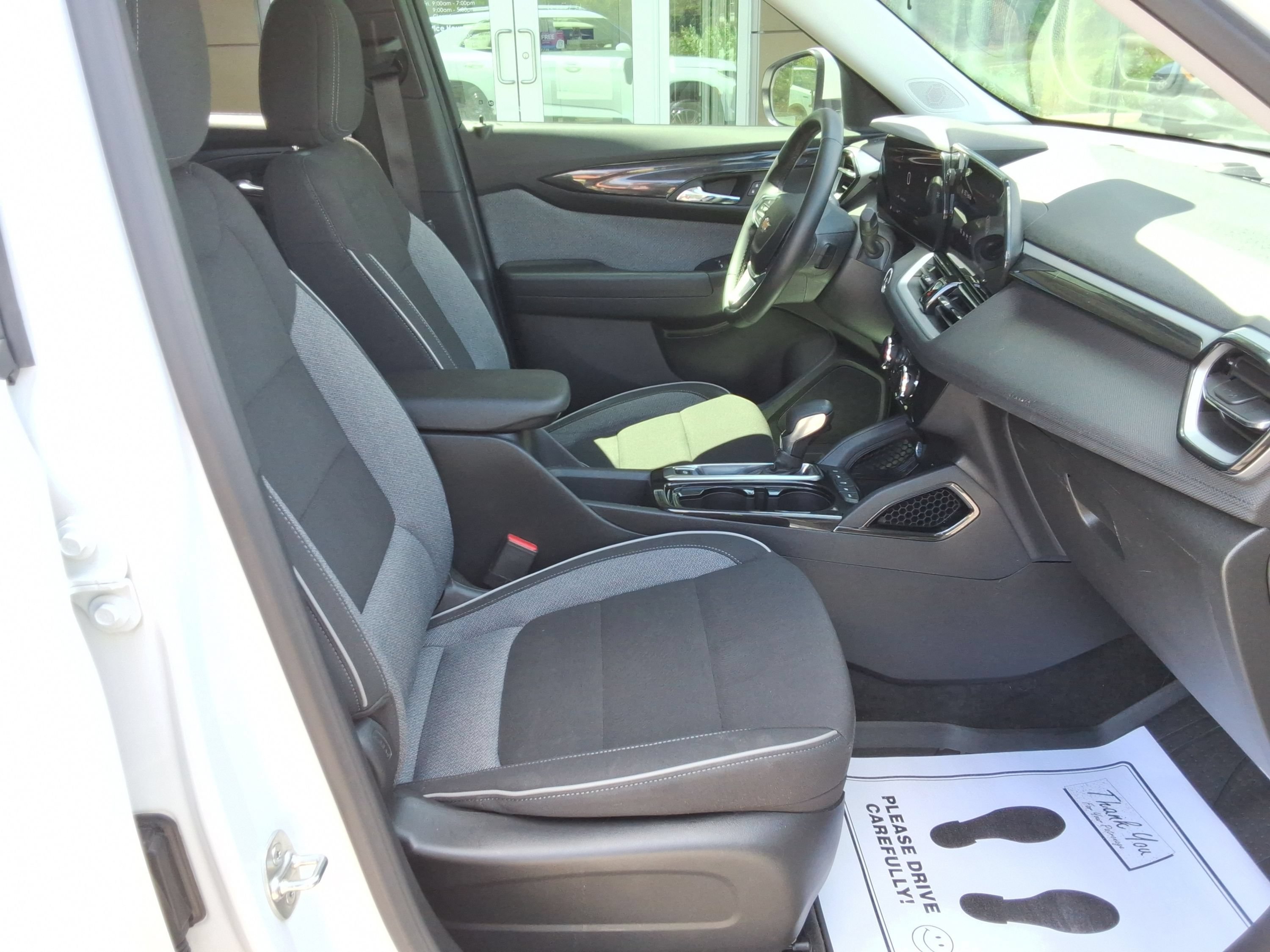 Used 2024 Chevrolet TrailBlazer LT w/ LT Cold Weather Package AWD/4WD image 32