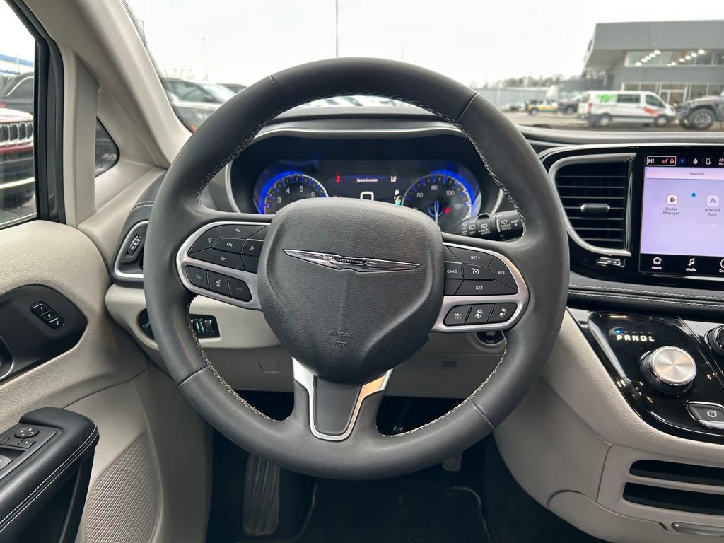 Certified 2023 Chrysler Pacifica Touring-L image 16