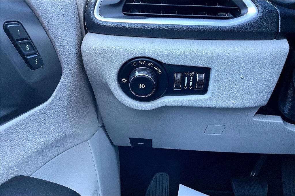 Used 2022 Chrysler Pacifica Touring-L FWD image 38