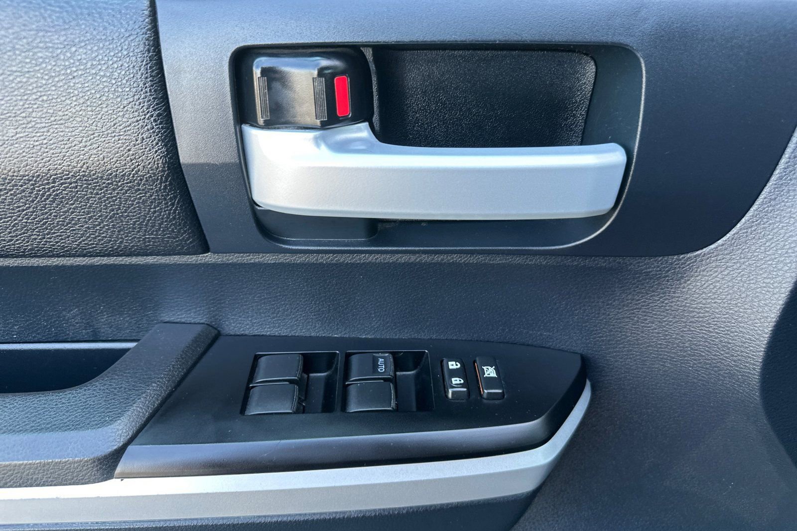 Used 2016 Toyota Tundra SR5 w/ TRD Off Road Package image 11