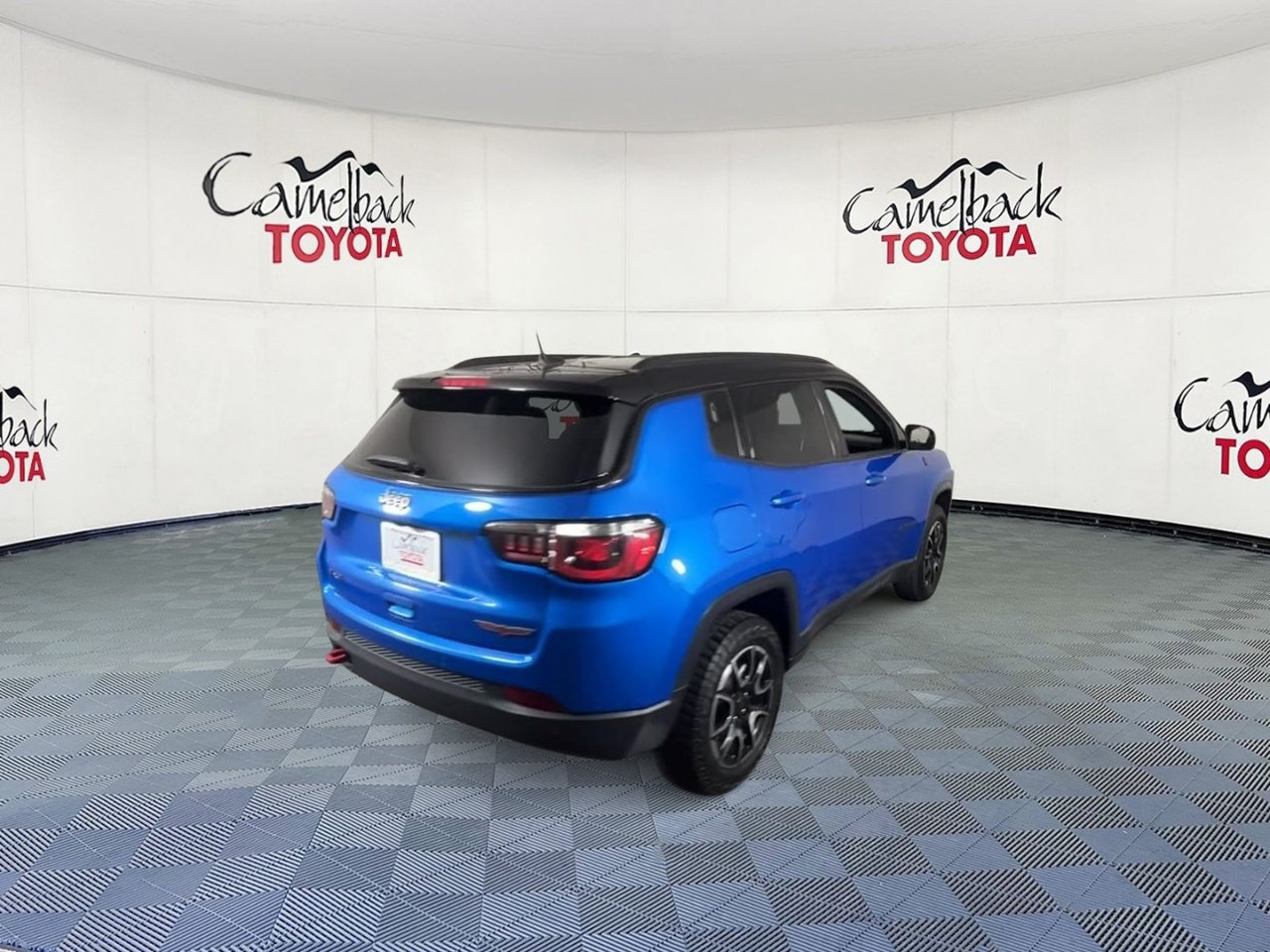 Used 2025 Jeep Compass Trailhawk AWD/4WD image 9