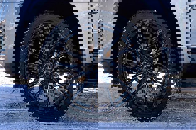 Used 2023 GMC Yukon XL SLT image 8