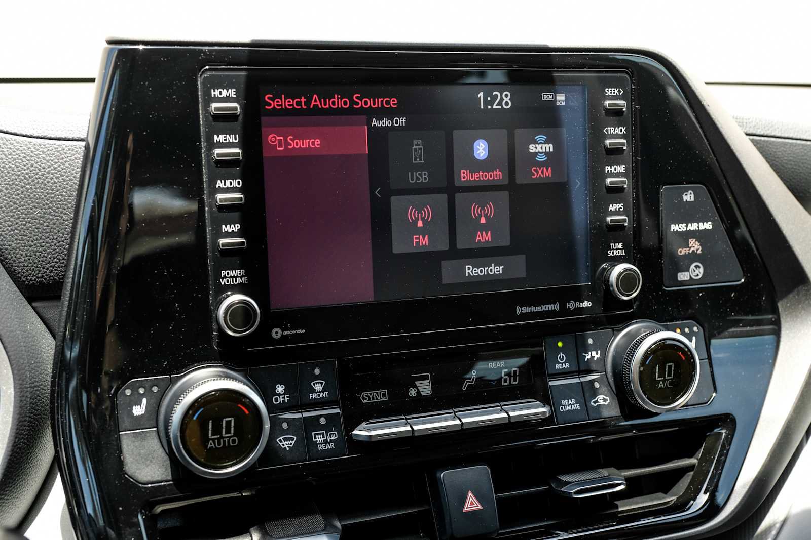 Used 2020 Toyota Highlander XLE FWD image 30
