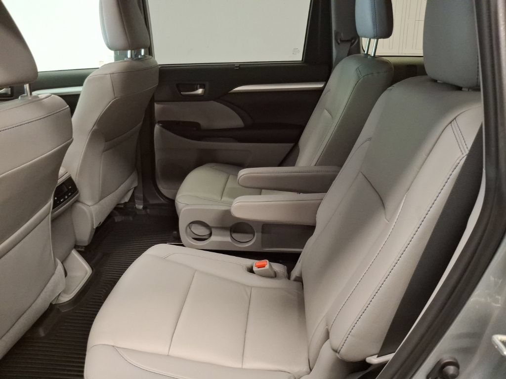Used 2019 Toyota Highlander XLE AWD/4WD image 13