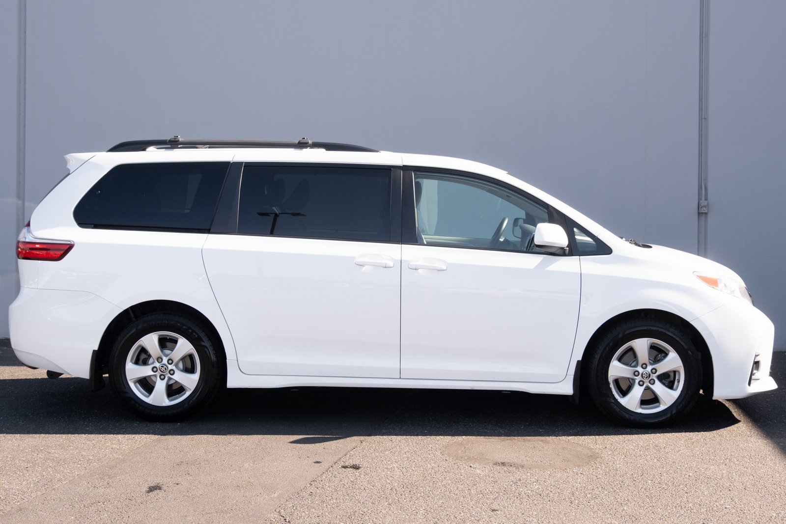 Used 2020 Toyota Sienna LE image 29
