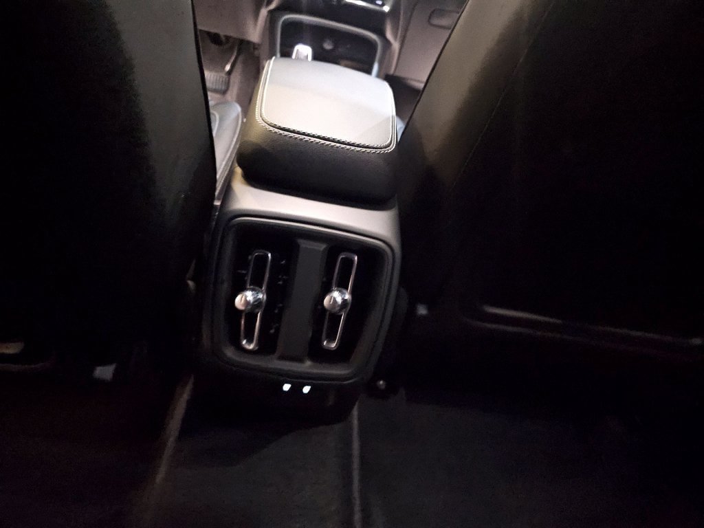 Certified 2025 Volvo XC40 B5 Ultra AWD/4WD image 14