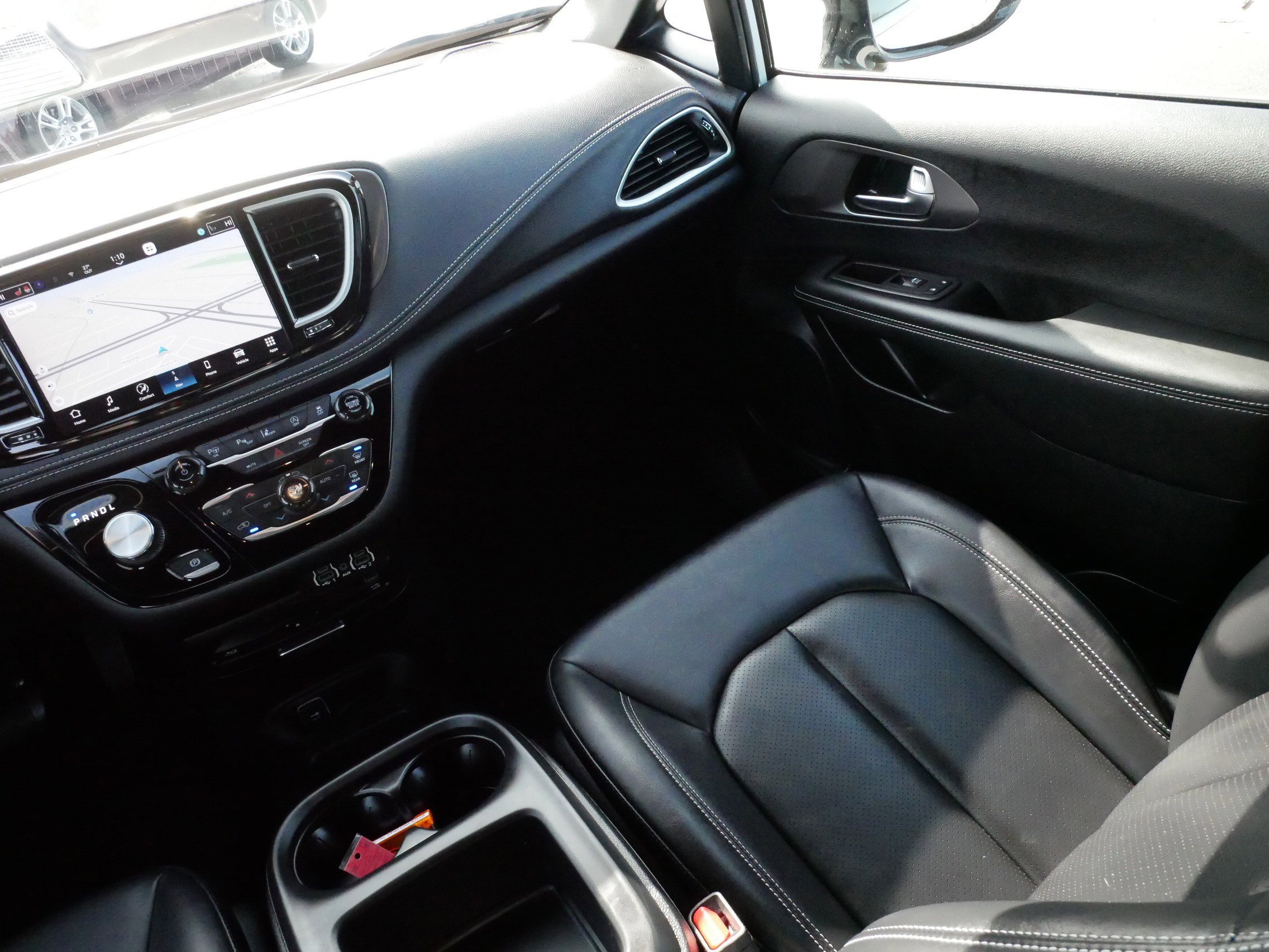 Used 2025 Chrysler Pacifica Select w/ Uconnect Theater Family Group image 11