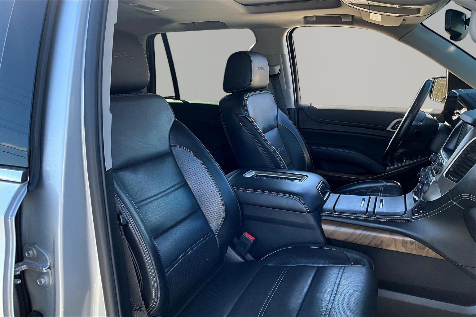 Used 2020 GMC Yukon Denali w/ Denali Premium Package image 30