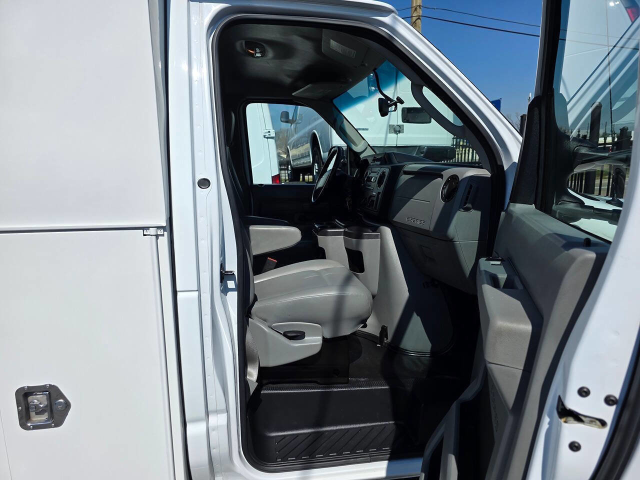 Used 2019 Ford E-350 and Econoline 350 Super Duty w/ Power Windows & Locks Group image 16