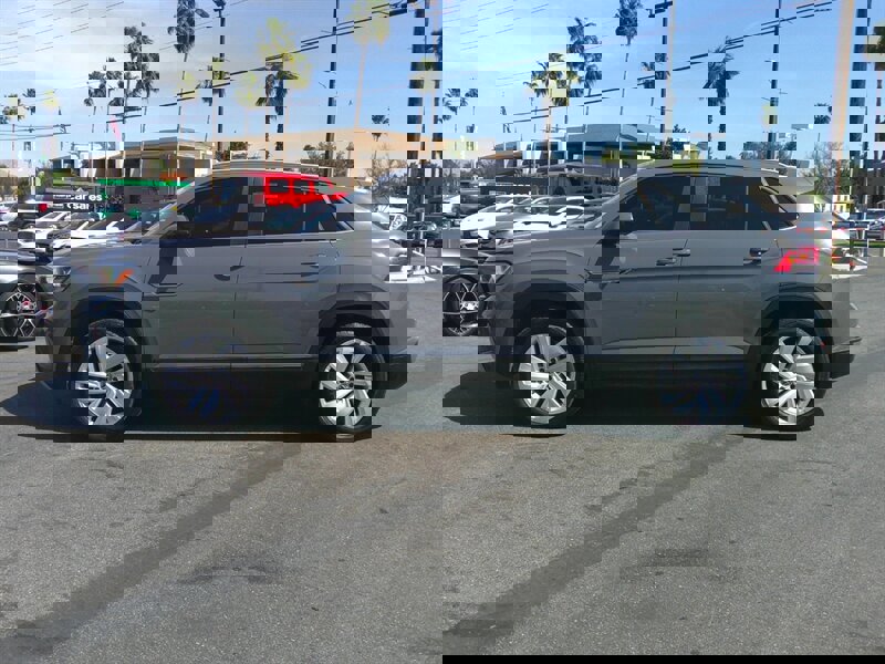 Used 2020 Volkswagen Atlas Cross Sport SE w/ Panoramic Sunroof Package image 3