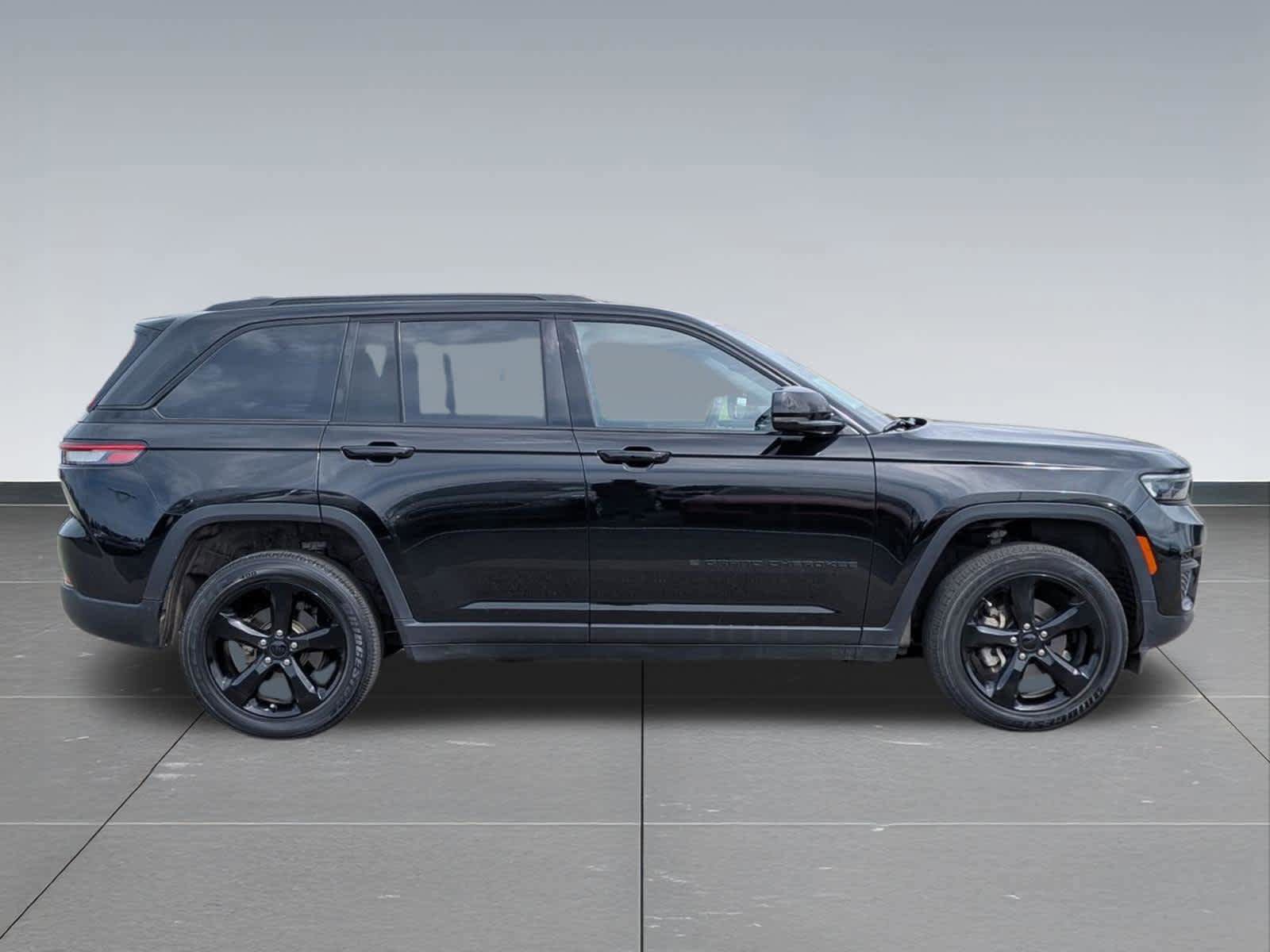 Used 2023 Jeep Grand Cherokee Altitude AWD/4WD image 7