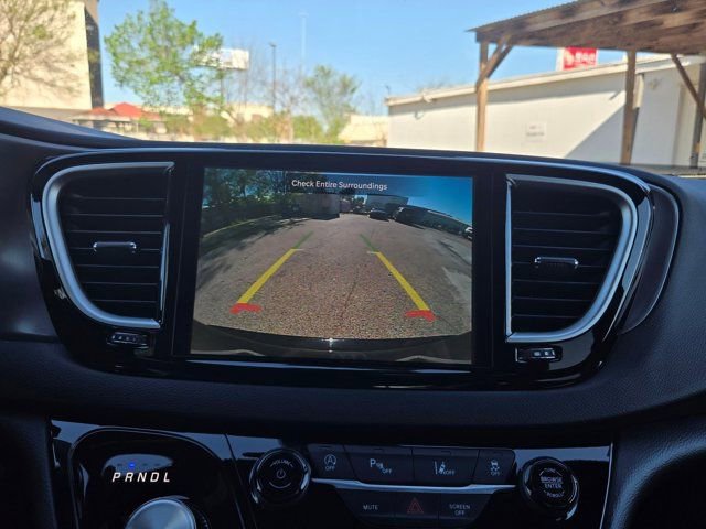 Used 2025 Chrysler Pacifica Select image 19