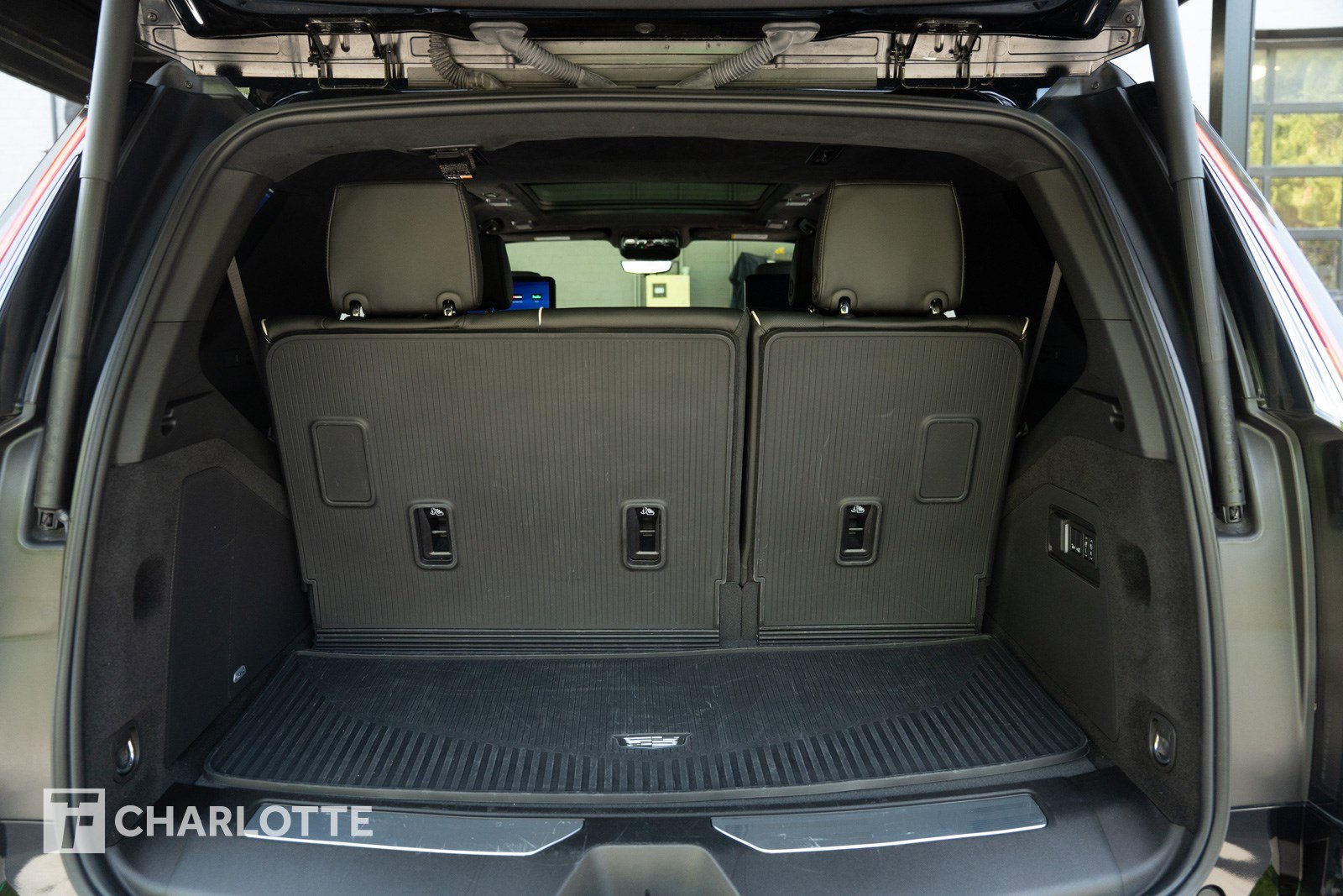 Used 2025 Cadillac Escalade Sport Platinum w/ LPO, Floor Liner Package AWD/4WD image 38