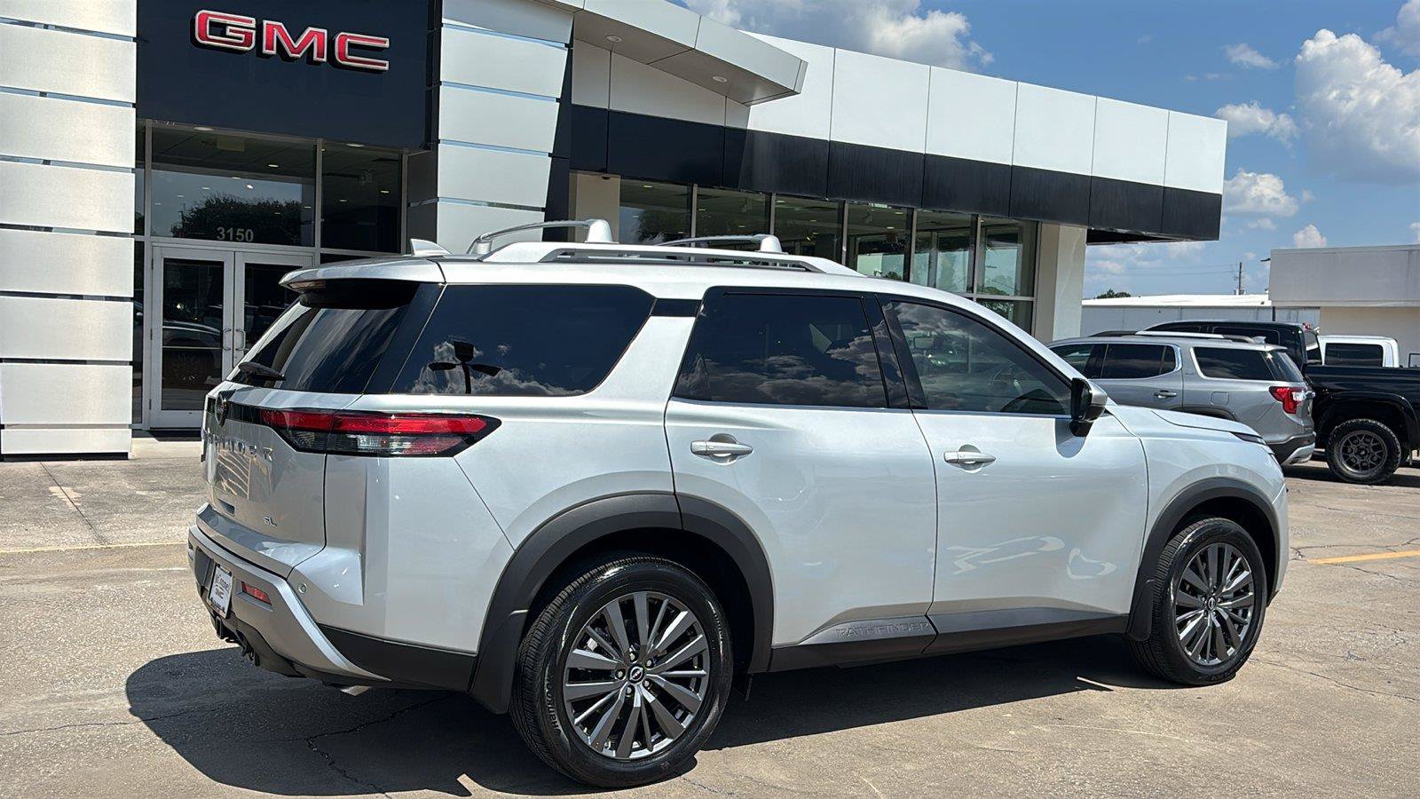Used 2025 Nissan Pathfinder SL w/ SL Premium Package FWD image 7