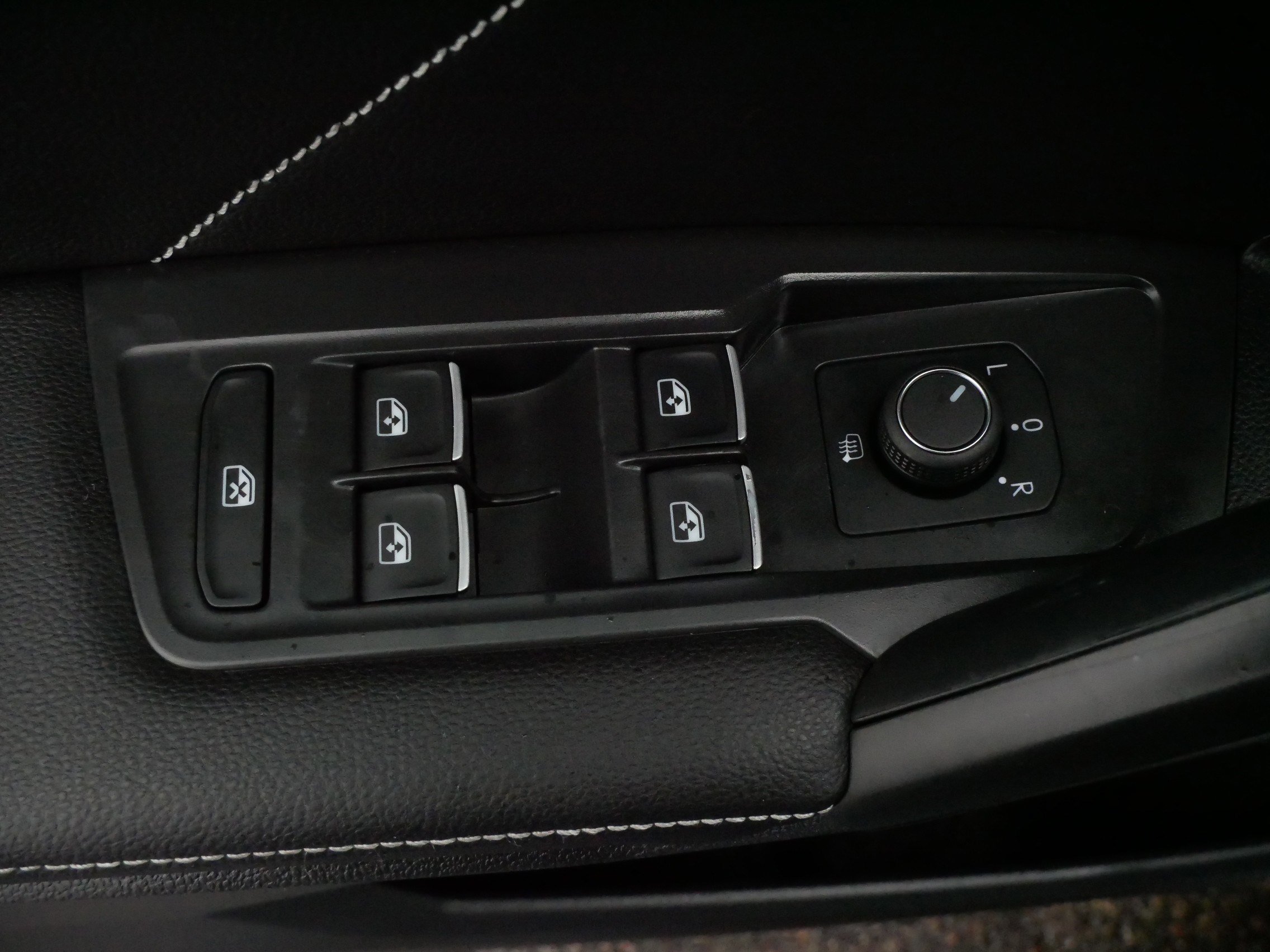 Certified 2023 Volkswagen Tiguan SE R-Line image 19