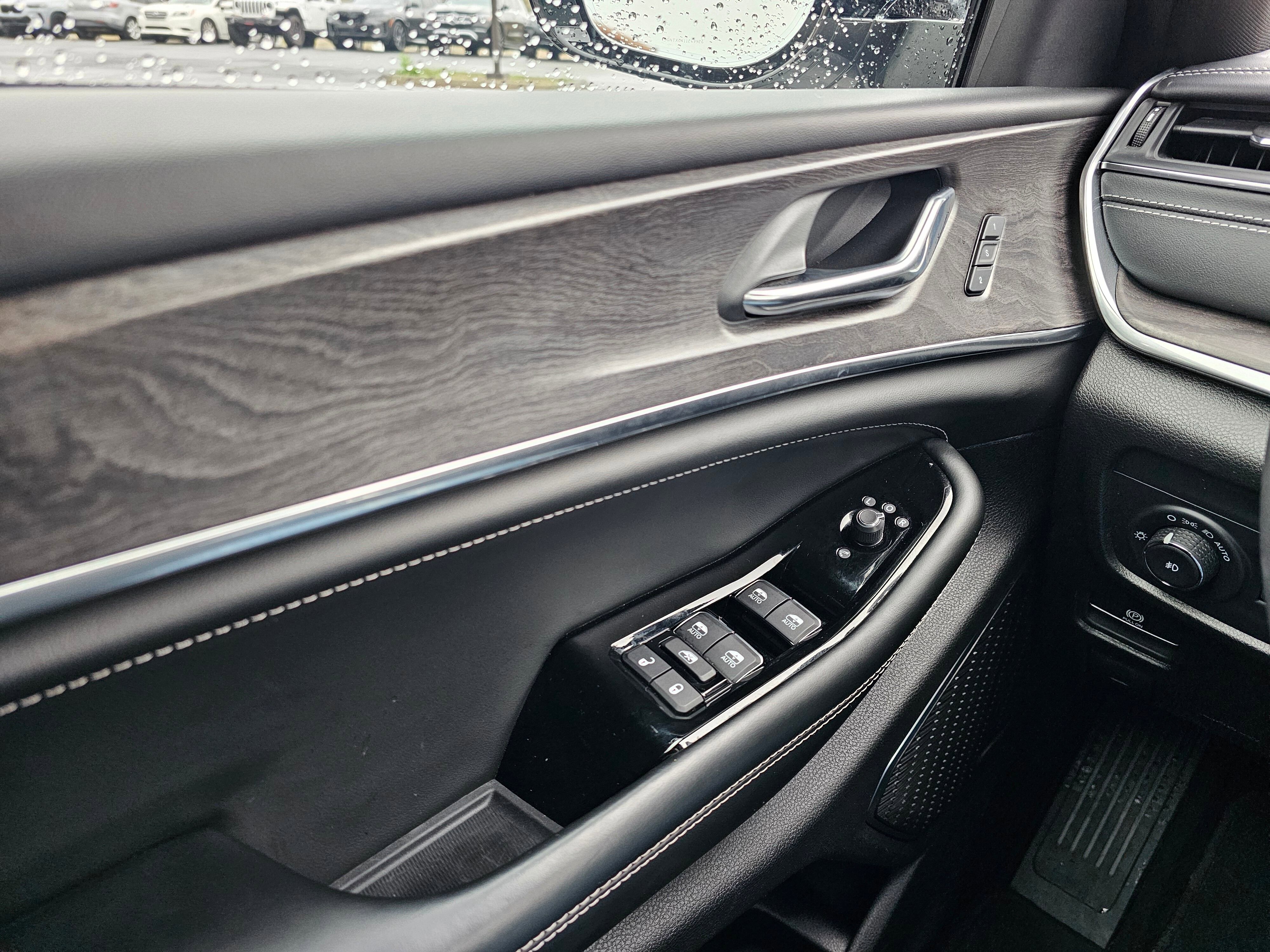 Used 2024 Jeep Grand Cherokee Overland image 28