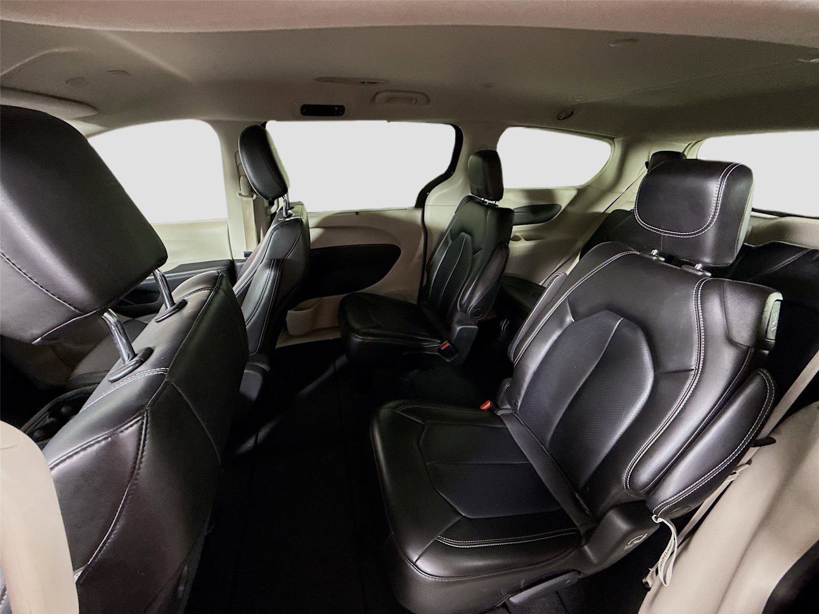 Used 2023 Chrysler Pacifica Touring-L image 16