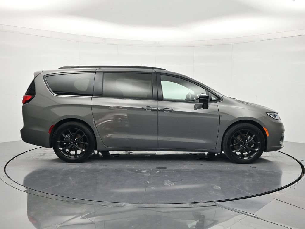 Used 2025 Chrysler Pacifica Limited FWD image 4