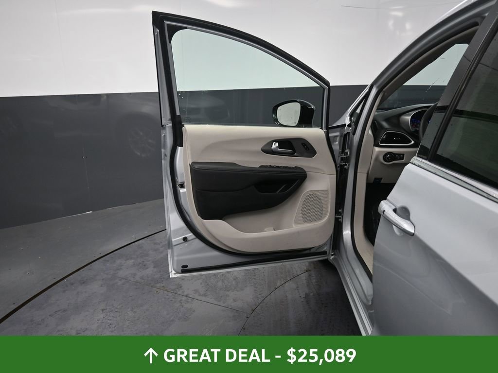 Used 2024 Chrysler Pacifica Touring-L image 27