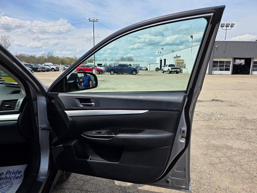 Used 2010 Subaru Outback 2.5i Premium AWD/4WD image 29