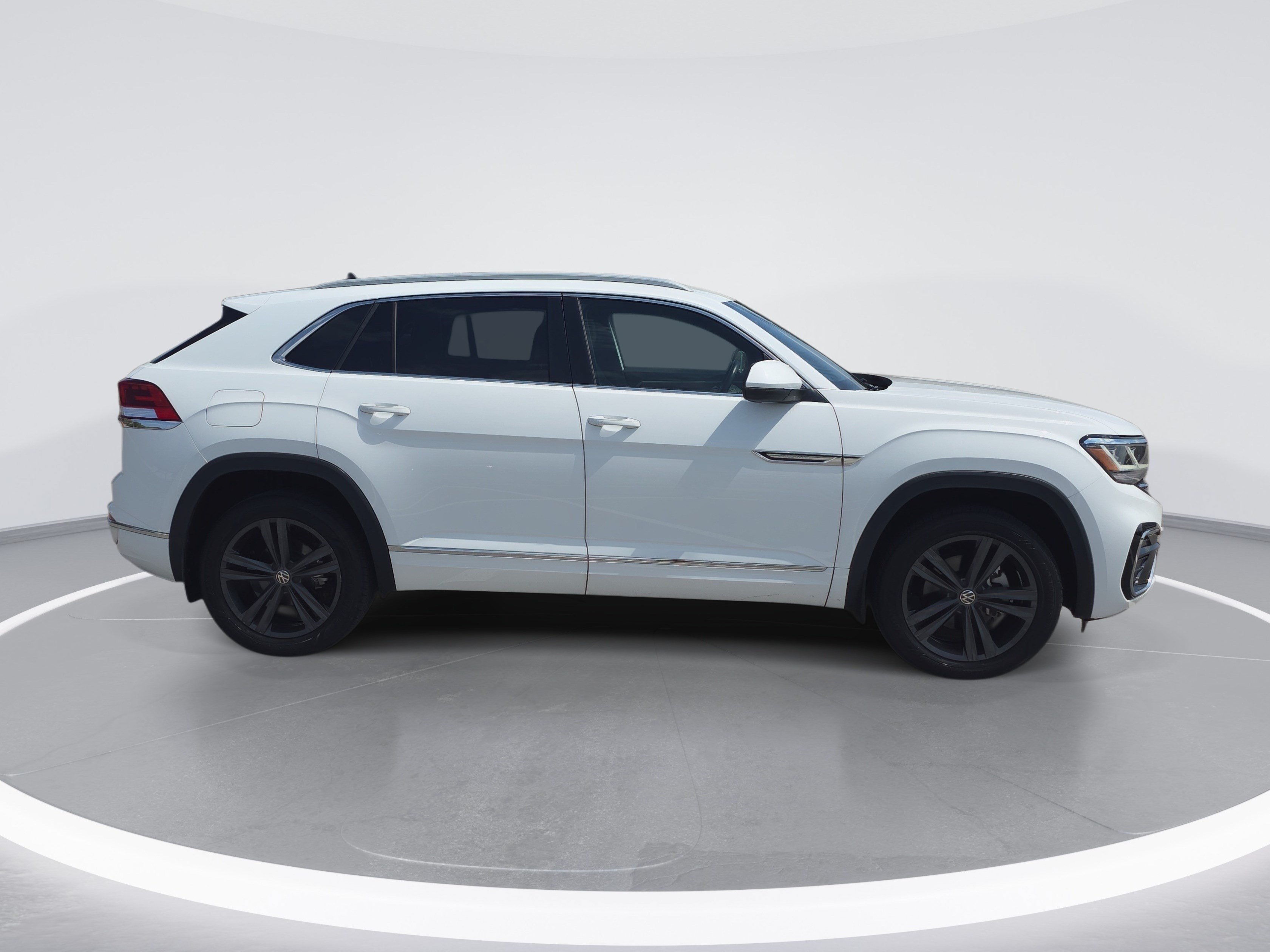 Used 2022 Volkswagen Atlas Cross Sport SEL R-Line AWD/4WD image 2