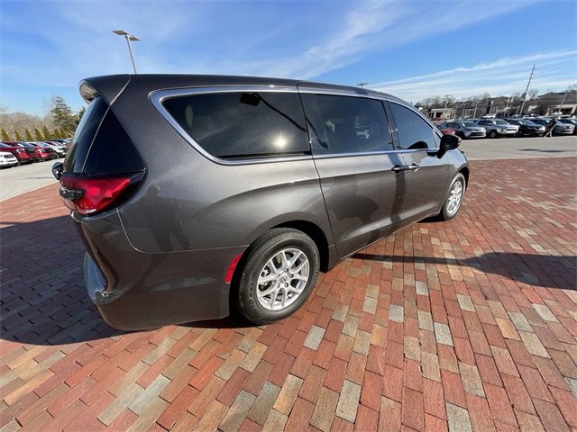 Used 2023 Chrysler Pacifica Touring-L image 19