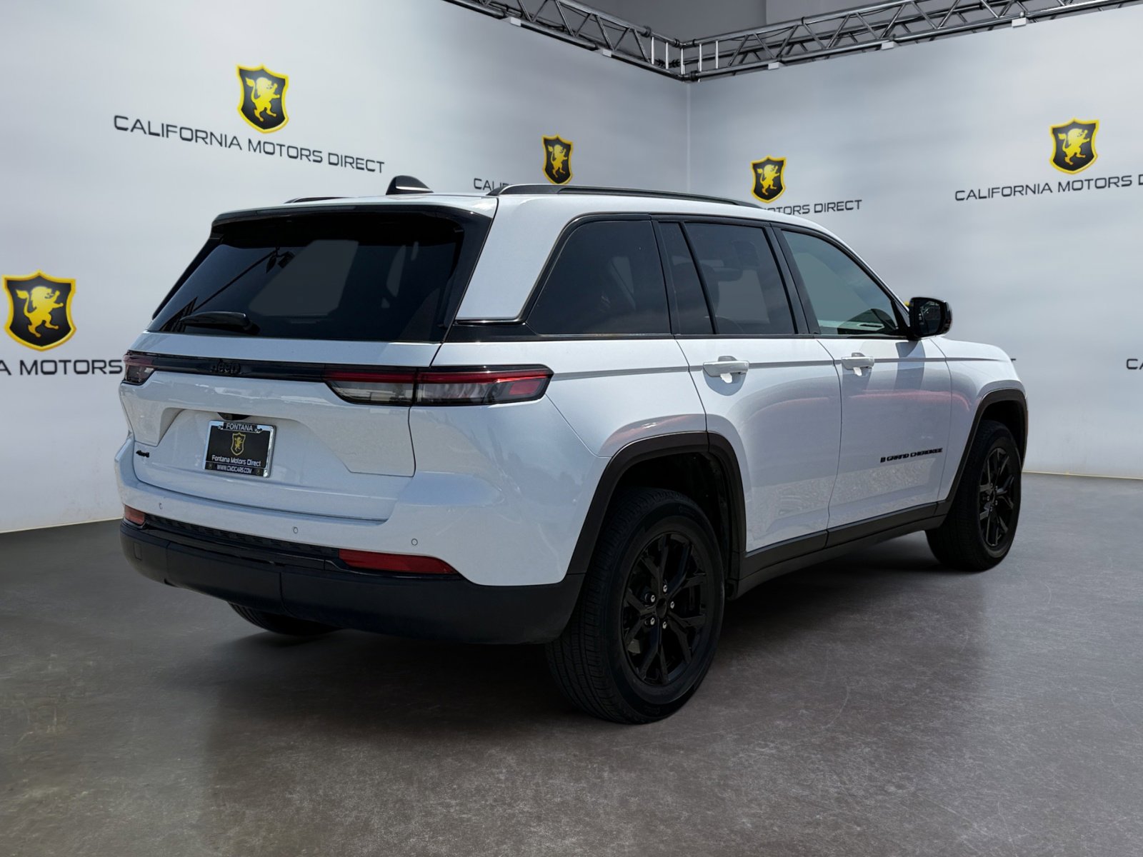 Used 2024 Jeep Grand Cherokee Altitude AWD/4WD image 5