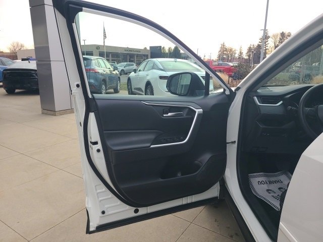 Used 2022 Toyota RAV4 XLE image 17