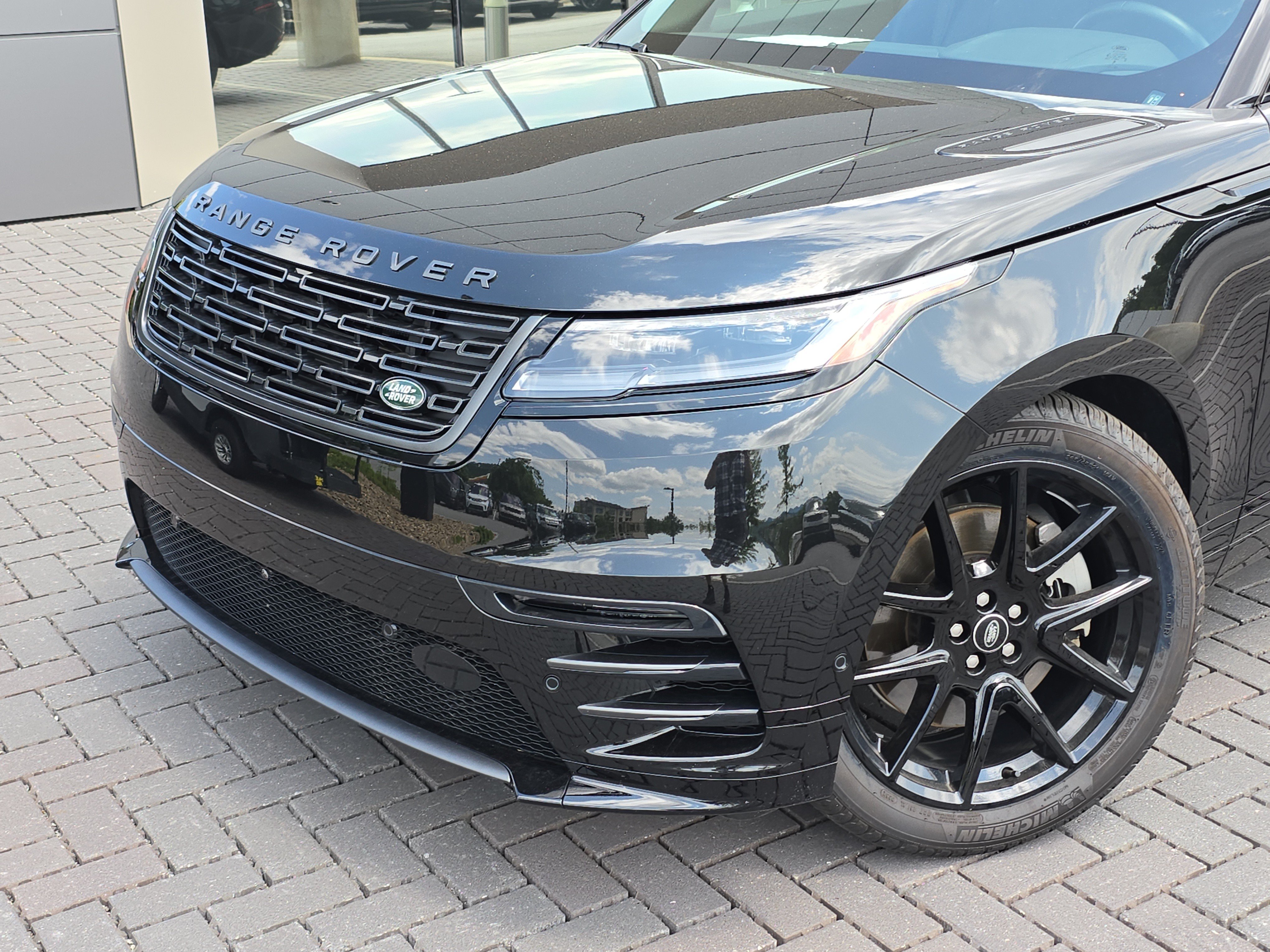 Certified 2026 Land Rover Range Rover Velar Dynamic SE AWD/4WD image 9
