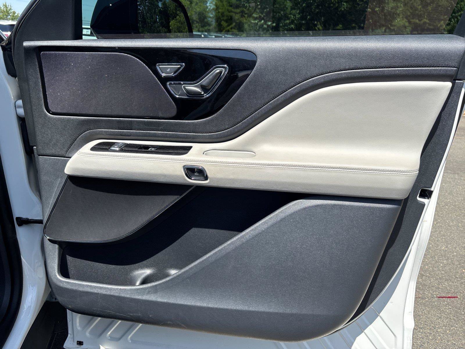 Used 2025 Lincoln Aviator 2WD image 40