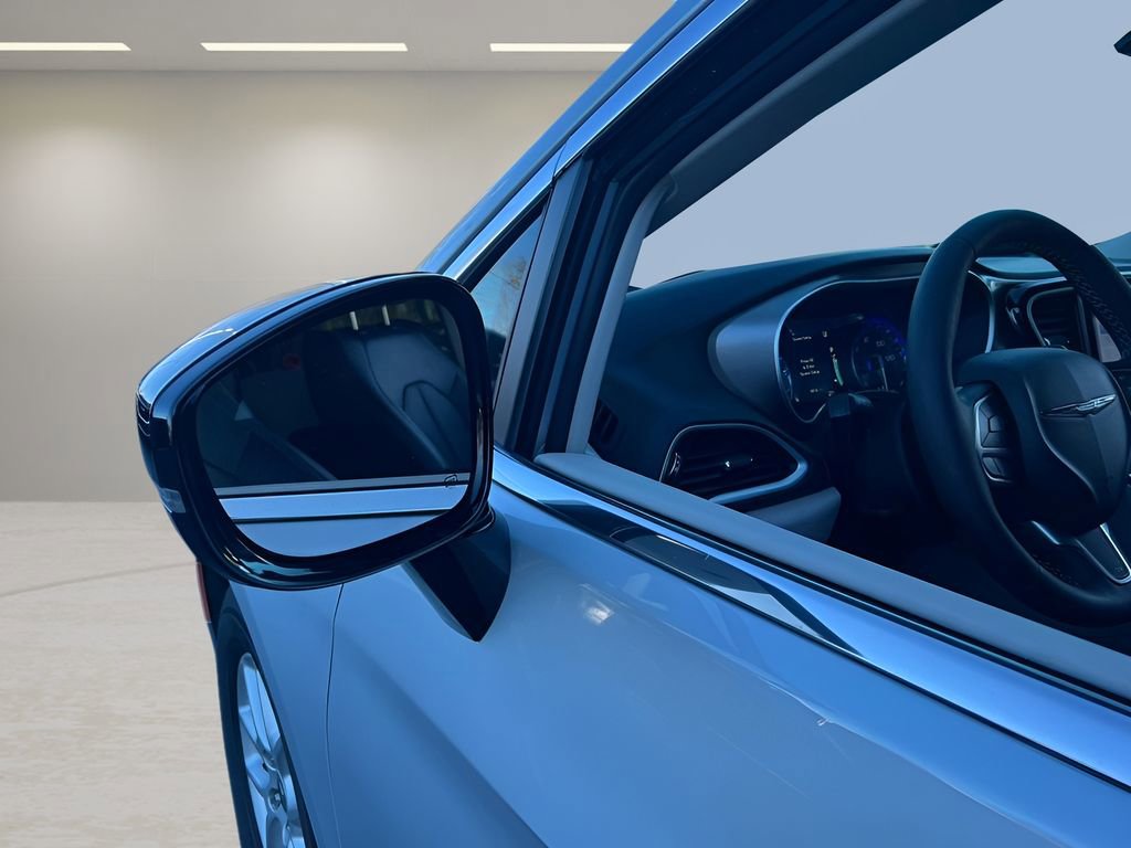 Used 2024 Chrysler Pacifica Touring-L image 25