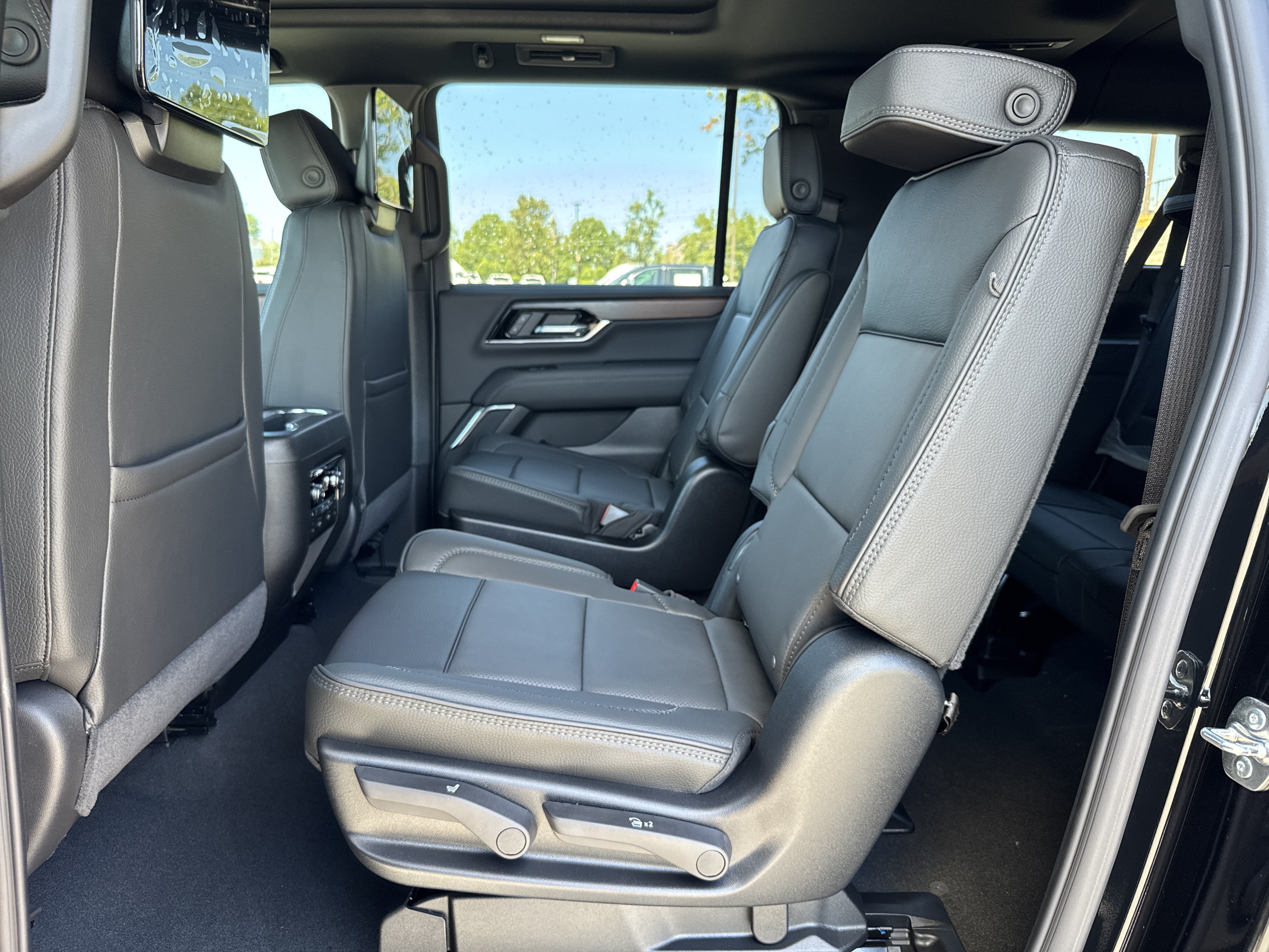 New 2026 GMC Yukon XL Denali w/ Denali Reserve Package RWD image 33