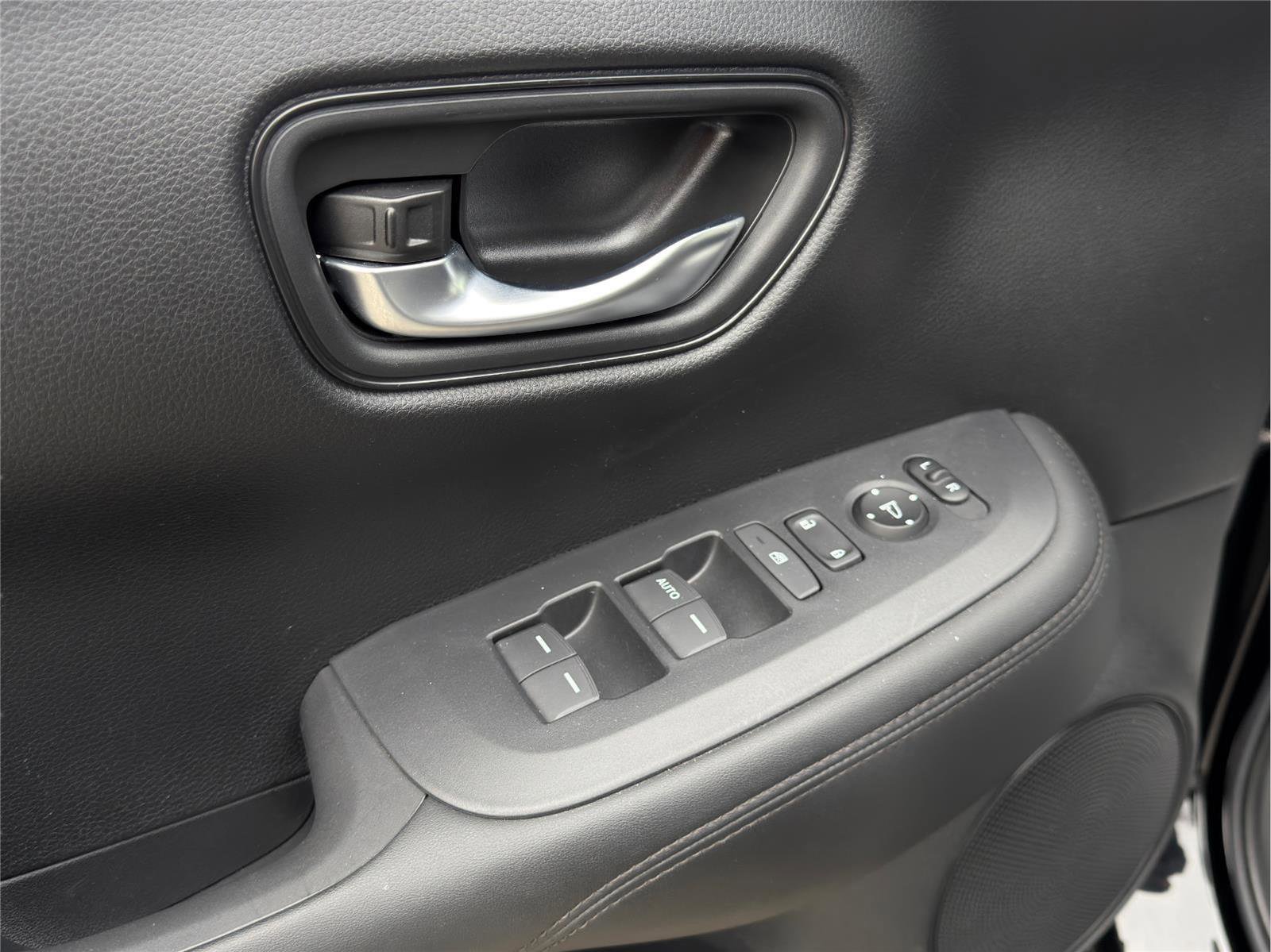 Used 2023 Honda HR-V LX image 8