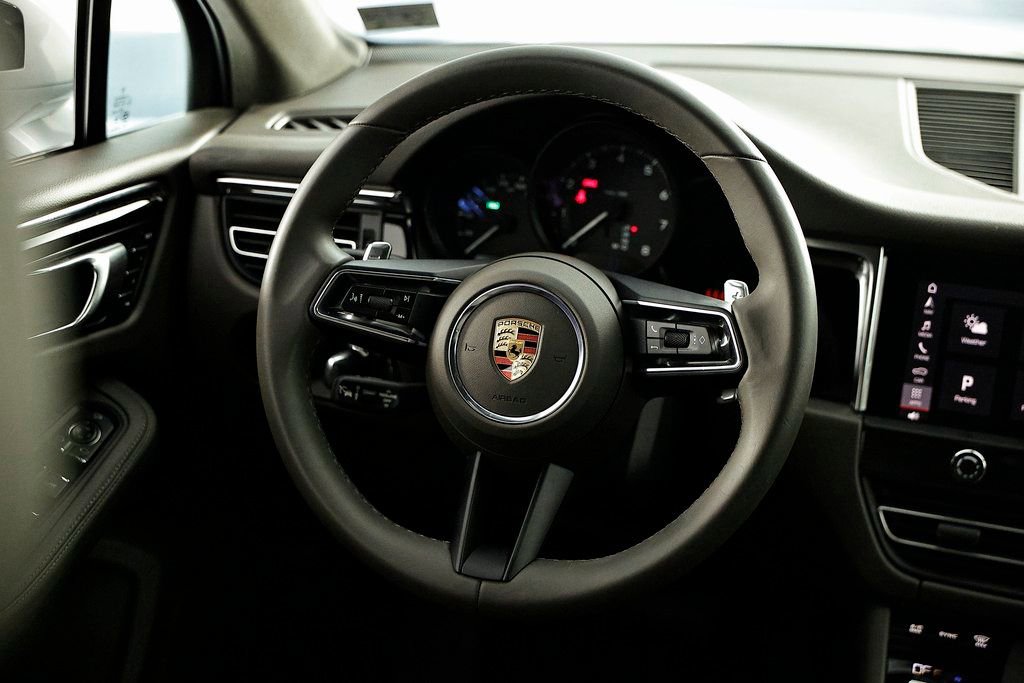 Certified 2025 Porsche Macan image 30