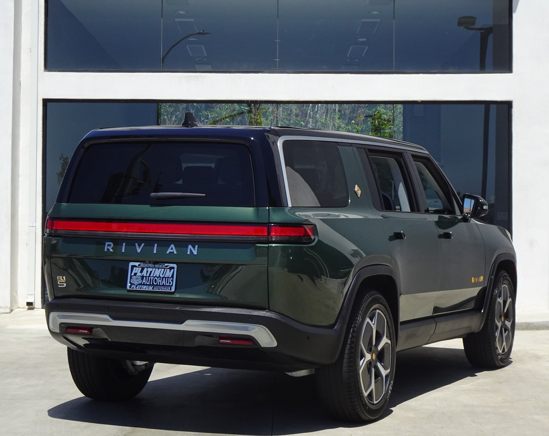 Used 2024 Rivian R1S Adventure AWD/4WD image 8