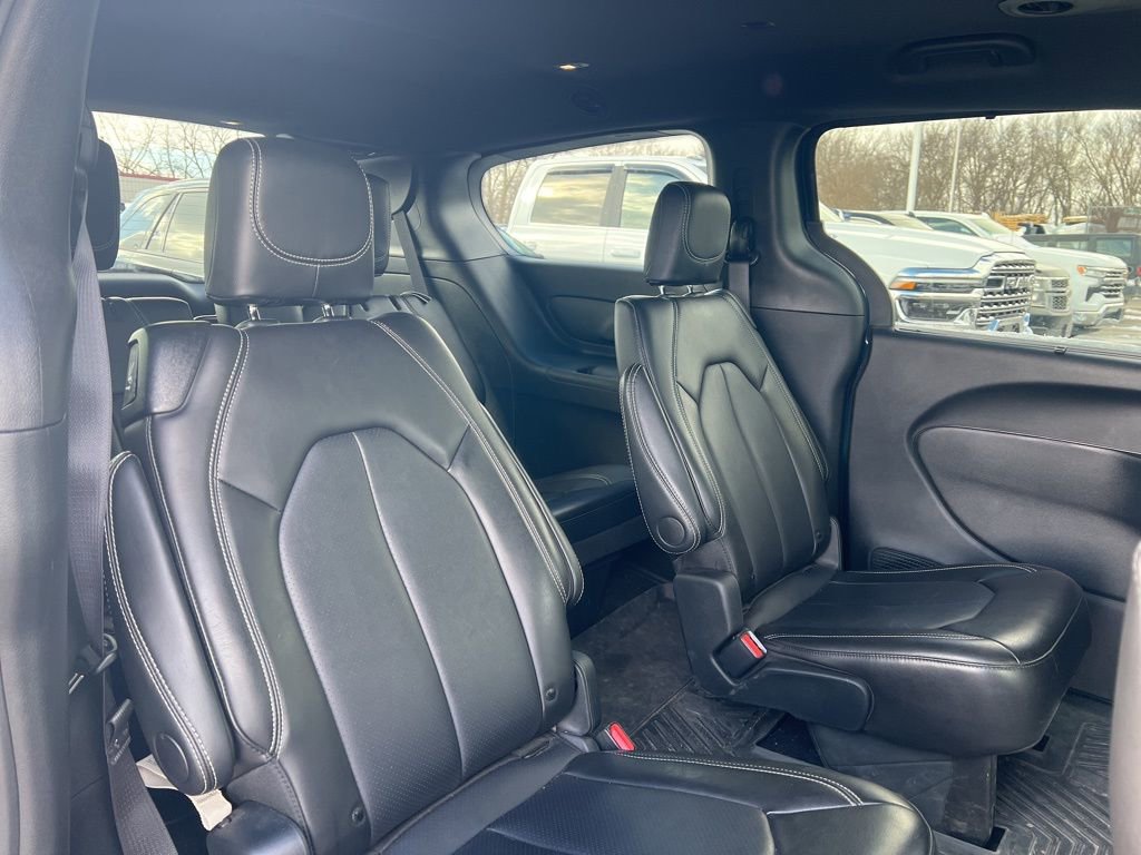 Used 2025 Chrysler Pacifica Select image 11