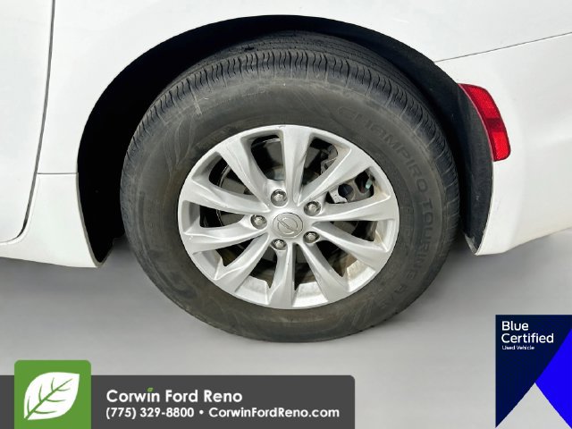 Used 2017 Chrysler Pacifica Touring-L FWD image 33
