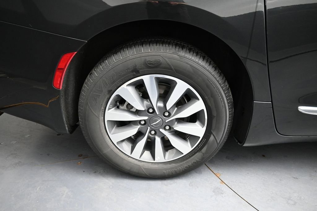 Used 2023 Chrysler Pacifica Limited FWD image 17