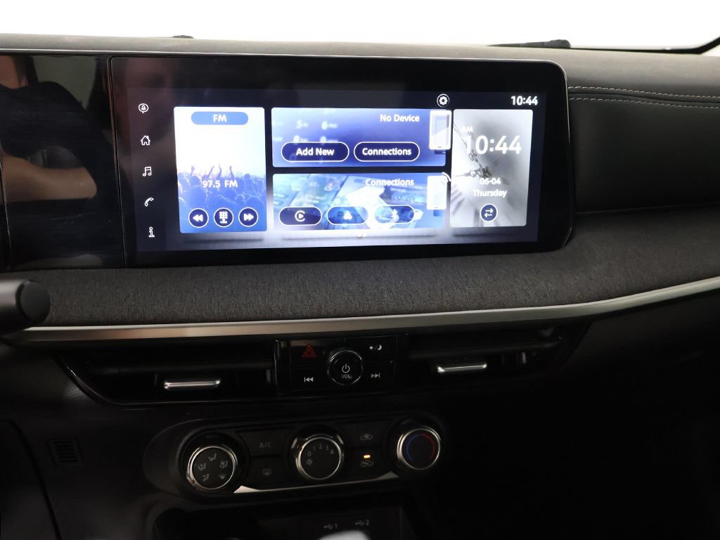 Used 2025 Nissan Kicks SV AWD/4WD image 39