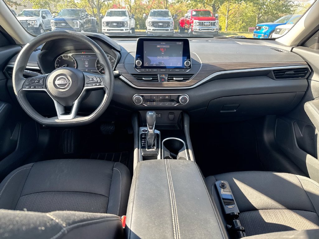 Used 2024 Nissan Altima 2.5 SV FWD image 10